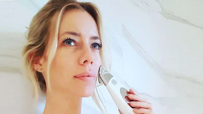¿El nuevo telar de la abundancia? El debate por la "maquinita" facial que promocionan las famosas