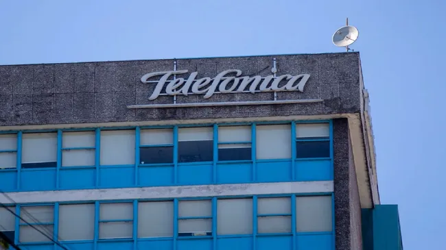 El Grupo Clarín planea comprar Telefónica y quedarse con todo el monopolio de las telecomunicaciones en Argentina
