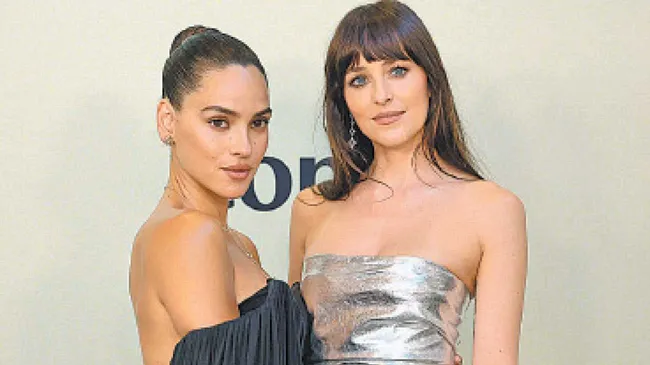 Adria, la hija de Ricardo Arjona, estrenó el filme que protagoniza con Dakota Johnson