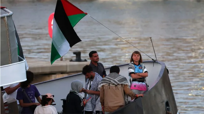 Un barco de la flotilla por Gaza en la que viaja Greta Thunberg denunció haber sido alcanzado por un dron