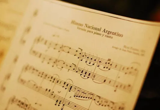 Cumple 210 años el Himno Nacional, un confuso "copyright" compuesto por un español monárquico