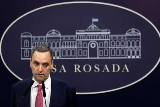 El canciller venezolano tildó de "neonazi" al Gobierno Nacional, que respondió: "¿Qué se puede esperar de un burro más que una patada?"