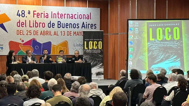 Desde el barro de la política se pierden de vista los lectores