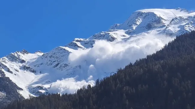 Muerte blanca: el video de la terrible avalancha de este domingo de Pascuas en los Alpes franceses