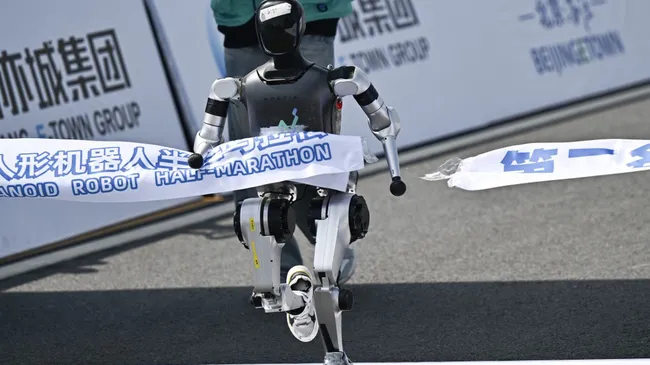 Futuro chino: los inventores de la pólvora corrieron la primera "media maratón para androides"