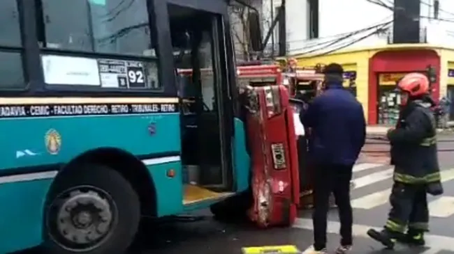 El video del choque entre un colectivo y tres autos en Boedo