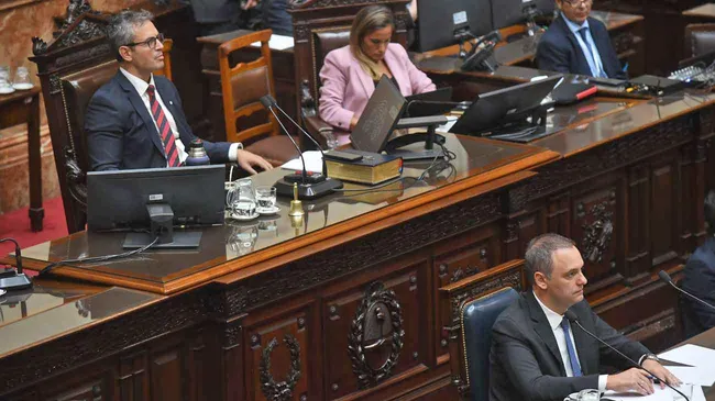 Intrigas sobre un diálogo a los dos lados de la polarización para evitar el naufragio de Adorni