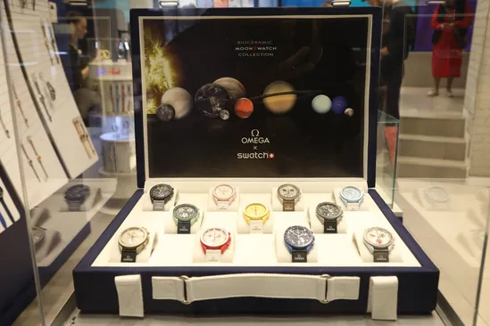 Inspirada en planetas y el sistema solar: conocé la colección de relojes "MoonSwatch" de Omega x Swatch