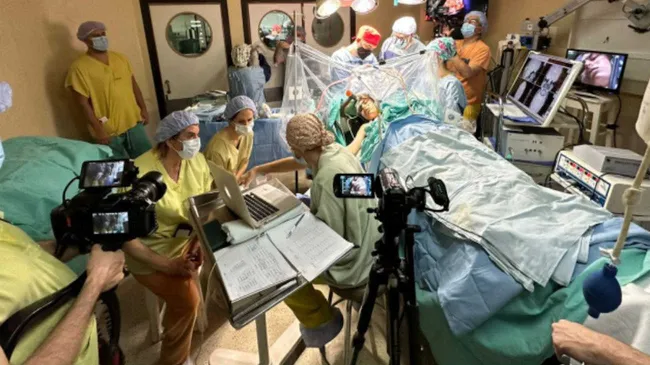 Operaron "despierto" a un joven para extirparle un tumor cerebral y respondió preguntas durante la cirugía