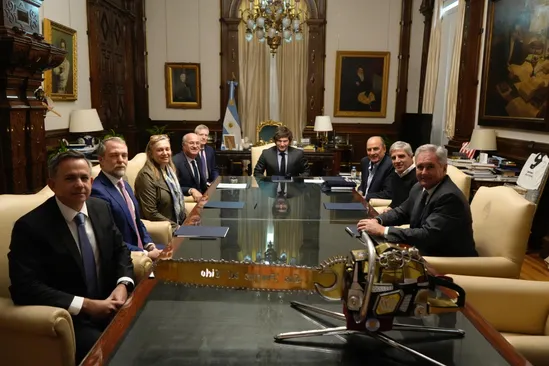 En medio de la disparada del dólar, Luis Caputo y Javier Milei se reunieron de urgencia con el presidente del BID