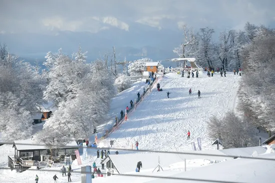 Con la apertura de su pista para principiantes, Cerro Bayo inauguró la temporada con nieve y nuevas experiencias