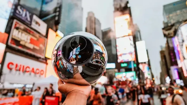 Worldcoin renueva su polémica apuesta: busca masificar su sistema de verificación y llegar a mil millones de usuarios
