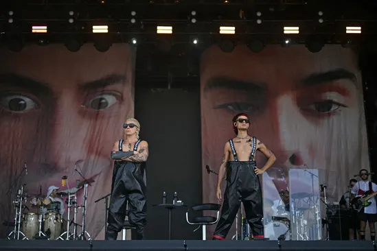 Paco Amoroso y Ca7riel debutaron con éxito en el mítico festival Glastonbury