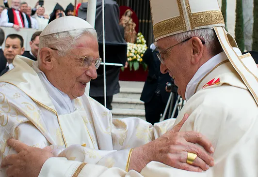 Video | El histórico saludo entre Francisco y Benedicto XVI