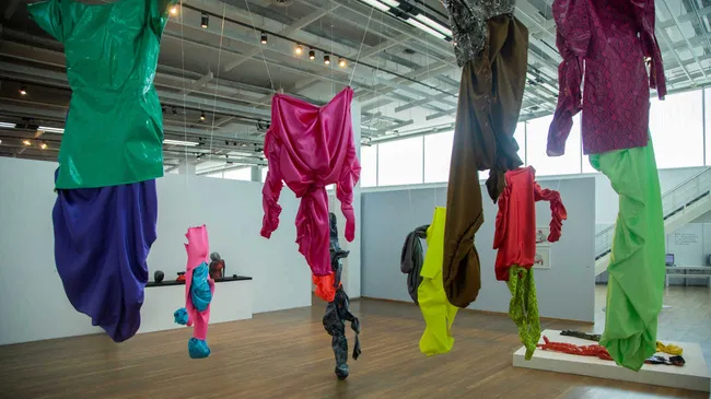 “Hay cuerpos”, una exposición que resignifica el “Hay cadáveres” de Perlongher a través de la mirada de cinco artistas