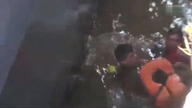 Rescataron a una mujer que cayó al río en una muestra naval de la Armada Argentina