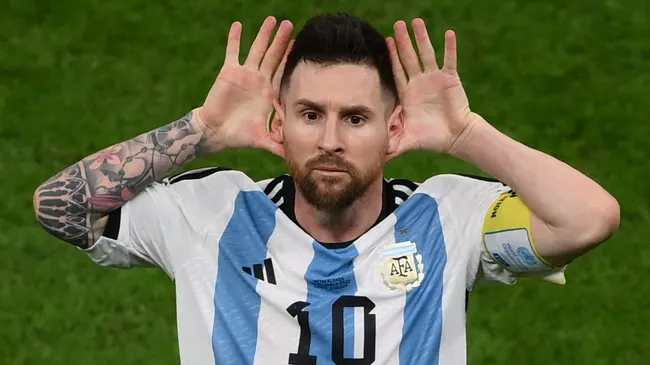 "¿Qué mirás, bobo? Andá para allá": la frase de Lionel Messi ya aparece en remeras, tazas y pósters