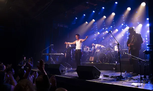 Javier Calamaro celebra sus 40 años de trayectoria con un show "Peligrosamente Cerca"