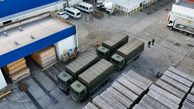 El Ejército empezó a repartir los alimentos almacenados y Raúl Castells se quejó por la distribución de la comida