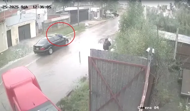 Así arrastró a un taxista en el capot tras chocarlo y discutir