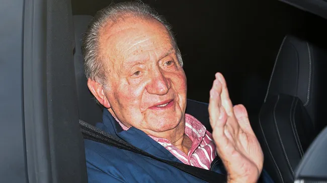 El rey Juan Carlos volvió a España para ver a su familia: la reina Sofía lo recibió con Covid