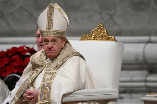 En su sexto día de internación, el Papa Francisco se levantó, desayunó "en el sillón" y se puso a trabajar