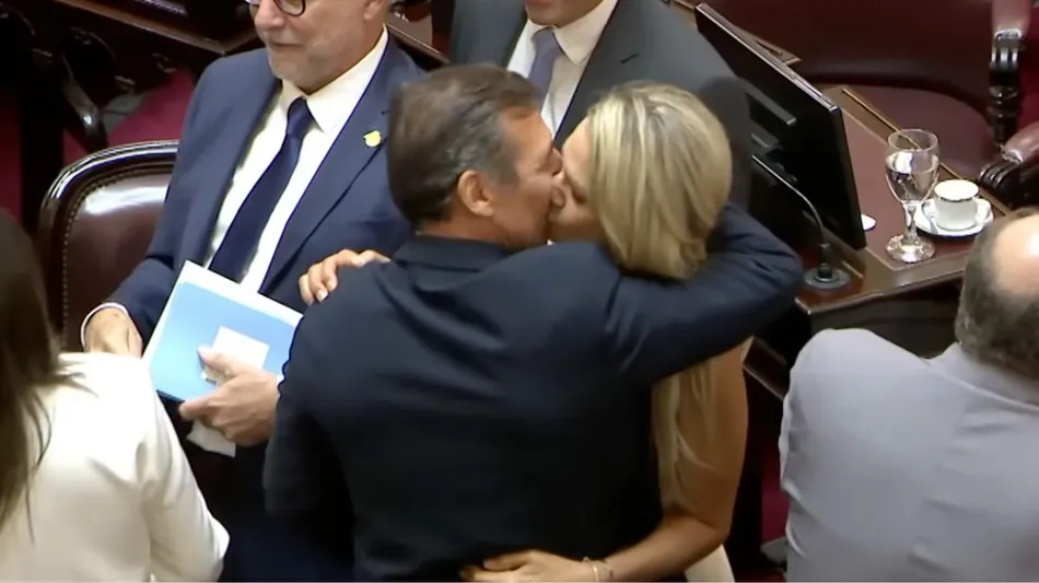 El beso entre Carolina Losada y Luis Naidenoff en el Senado tras la designación de auditores de la AGN