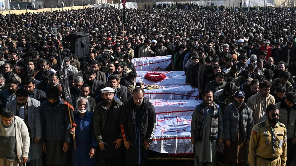 Islamabad: sepultan a las víctimas del terrible atentado de Estado Islámico en una mezquita