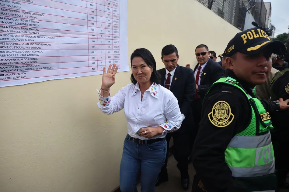 Fujimori toma ligera ventaja en reñida segunda vuelta en Perú
