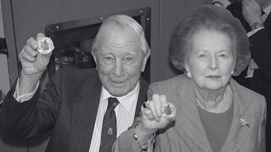 Sir Rex Hunt, el gobernador de Malvinas que fue exiliado por Galtieri en pijama, con una botella de ginebra y el retrato de la Reina