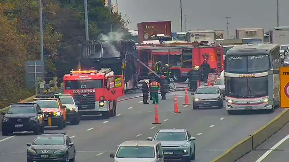 Impresionante incendio de un micro de larga distancia en la autopista 25 de Mayo: el tránsito hacia el centro está totalmente cortado