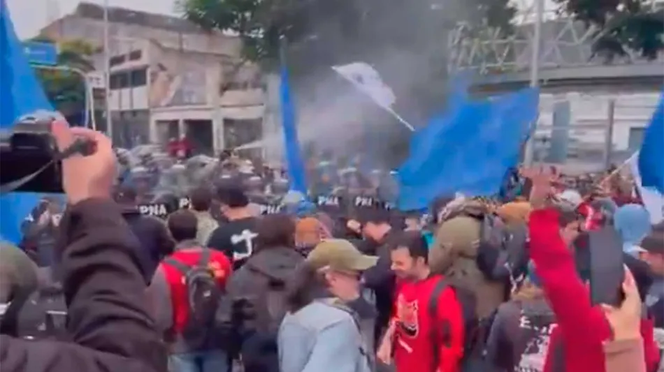 Tensión y gases en Puente Pueyrredón por protestas de las organizaciones sociales