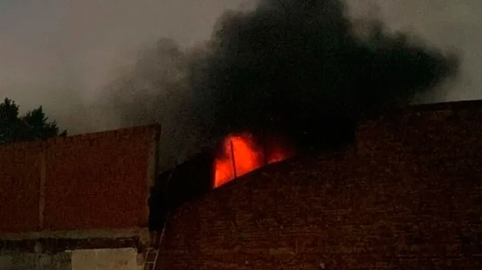 Un fábrica de Valentín Alsina en llamas: 18 dotaciones para sofocar un incendio