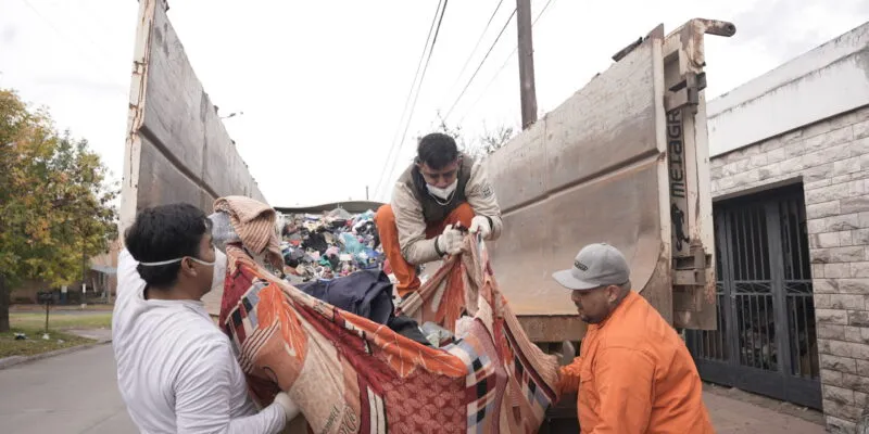 Récord de basura: retiran 38 toneladas de residuos de una casa en Alto Alberdi