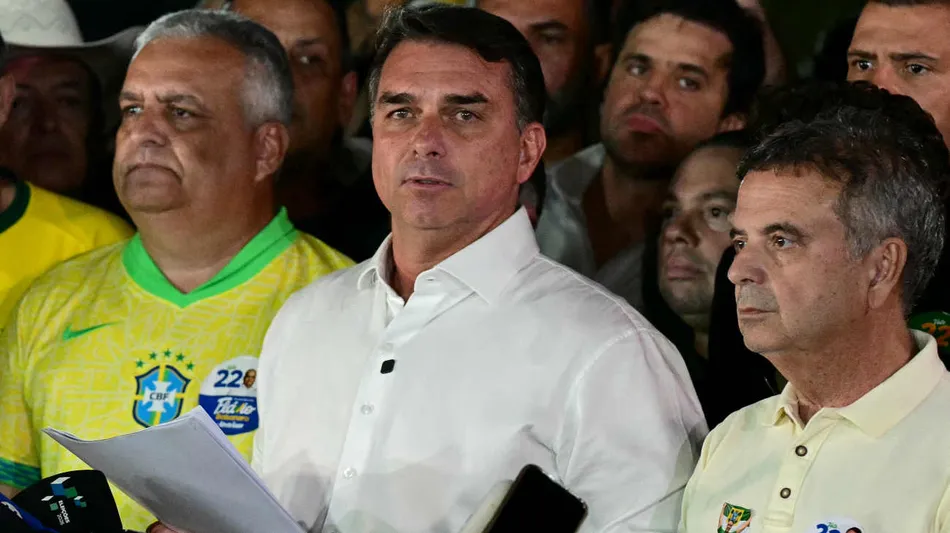 La Policía de Brasil investiga si Flávio Bolsonaro planeaba huir en un avión argentino, pero Migraciones lo desmiente