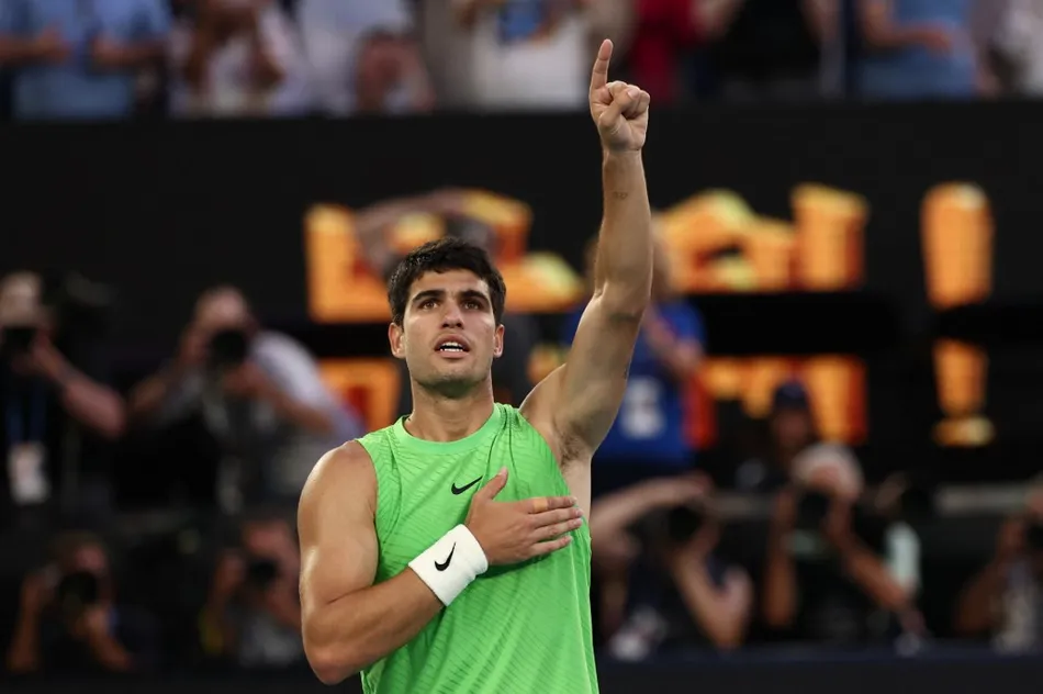 En una épica semifinal del Australian Open, Alcaraz sobrevivió a los calambres con jugo de pepinillos