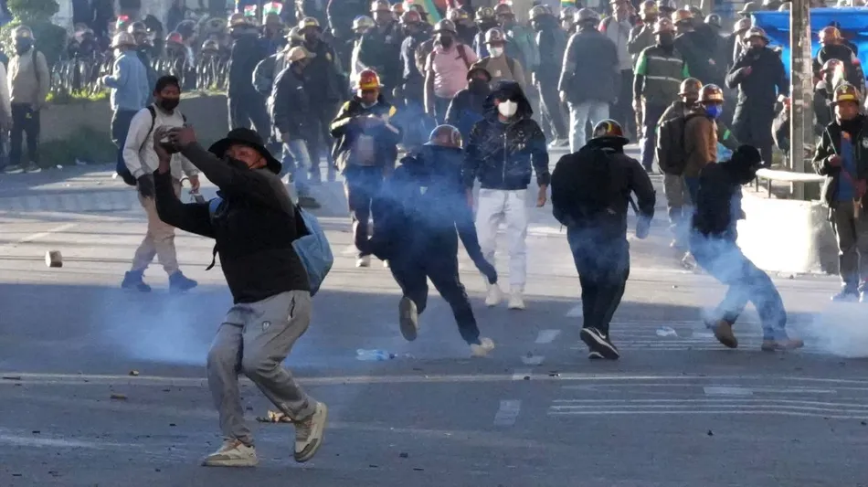 Rodrigo Paz acorralado: marchas y violentos choques en La Paz exigen la renuncia del presidente