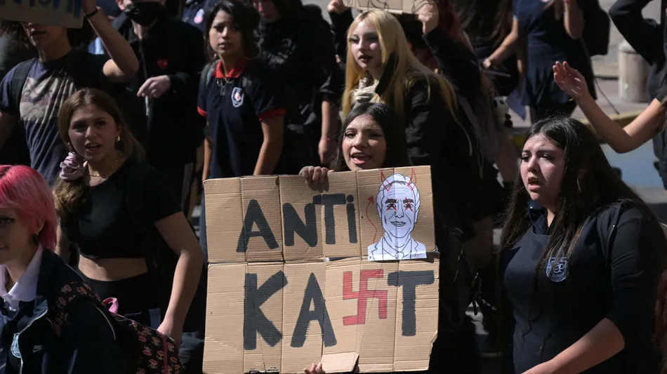 Estudiantes en la calle y combustibles por las nubes: Chile estalla contra el ajuste de Kast