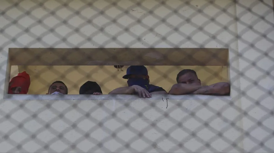 Al menos 46 personas fueron tomadas como rehenes y ocho policías murieron durante motines en cárceles de Guatemala