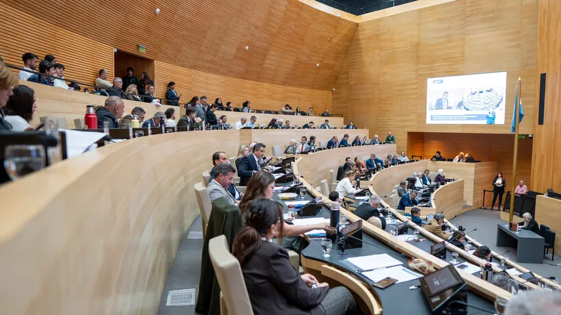 Zona Fría: Llaryora avanzó en la Unicameral para presionar a los senadores contra el recorte de Milei