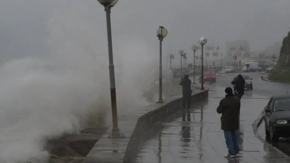 Violento temporal en la Costa, con olas gigantes de 7 metros, inundaciones y puertos cerrados: los videos más impactantes
