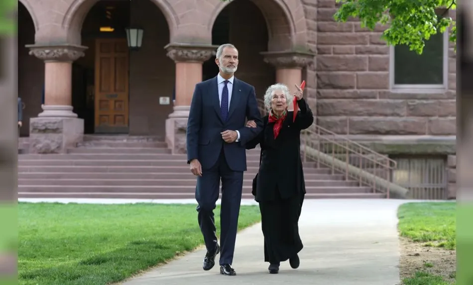 Margaret Atwood recibió el Premio Joan Margarit y defendió a la poesía como refugio frente a los autoritarismos
