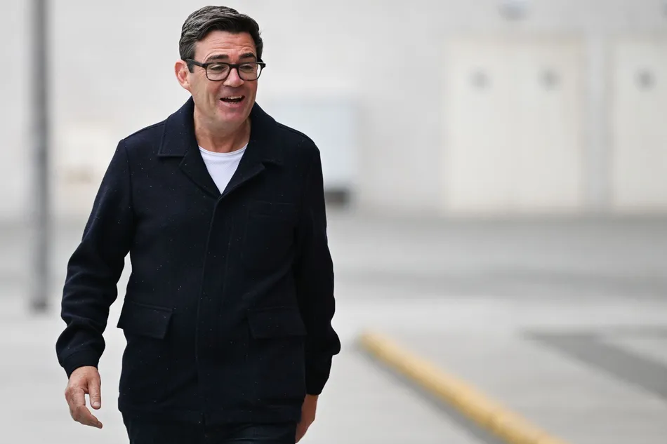 Bonos británicos se desploman por potencial salida de Keir Starmer