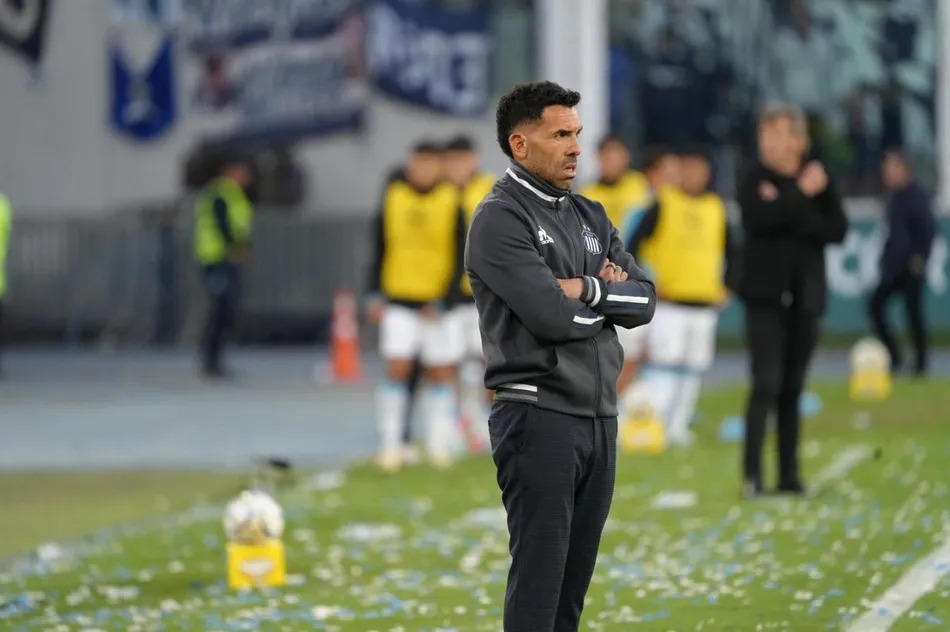 Carlos Tévez dejó de ser el técnico de Talleres: Triste, solitario y final