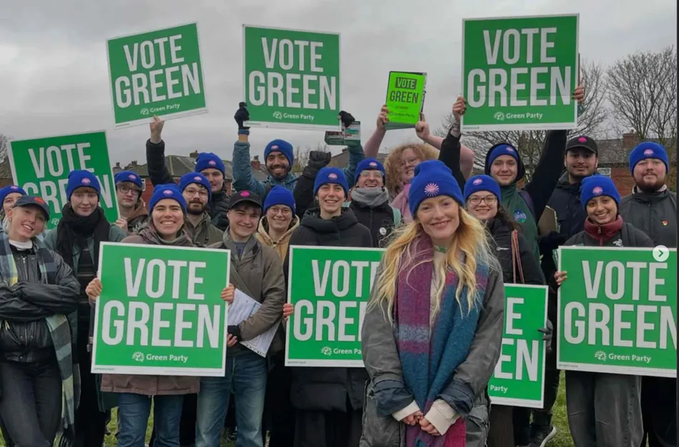 Hannah Spencer es gasista y plomera, y sorprendió al ganar en Manchester, a la derecha y al laborismo