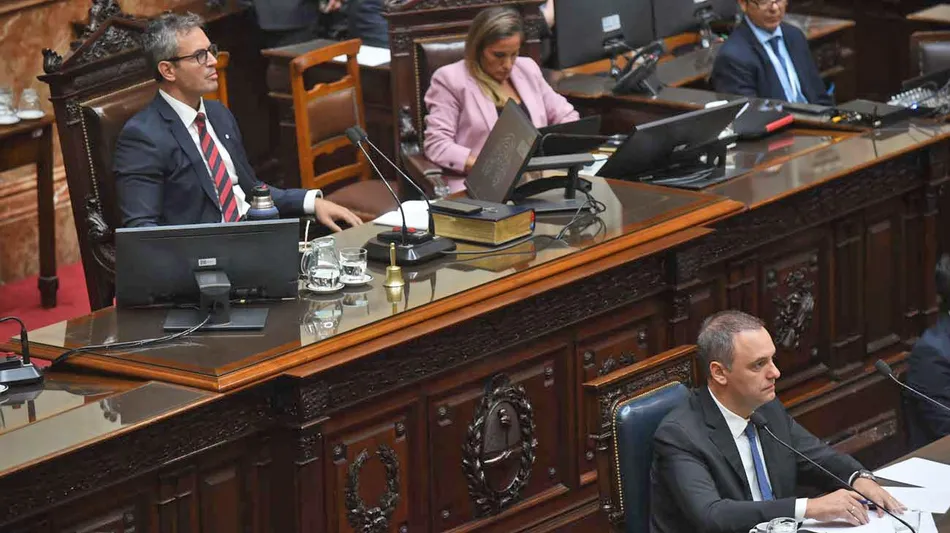 Intrigas sobre un diálogo a los dos lados de la polarización para evitar el naufragio de Adorni