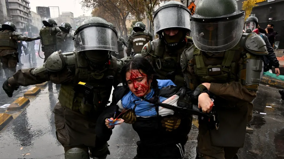 Estudiantes chilenos fueron reprimidos en una marcha masiva contra los recortes del presidente Kast