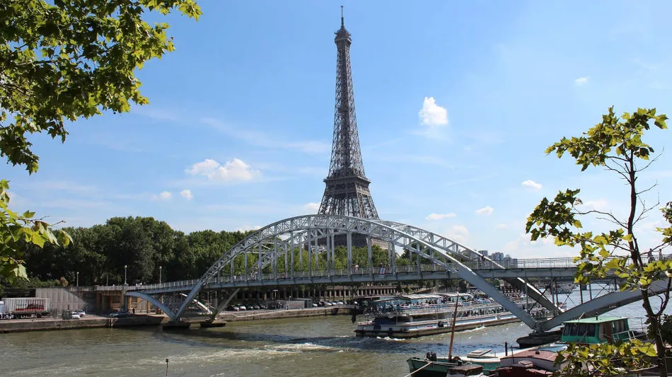 Un pedazo de París en el living de tu casa: subastan un tramo histórico de la Torre Eiffel para coleccionistas