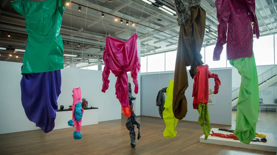 “Hay cuerpos”, una exposición que resignifica el “Hay cadáveres” de Perlongher a través de la mirada de cinco artistas