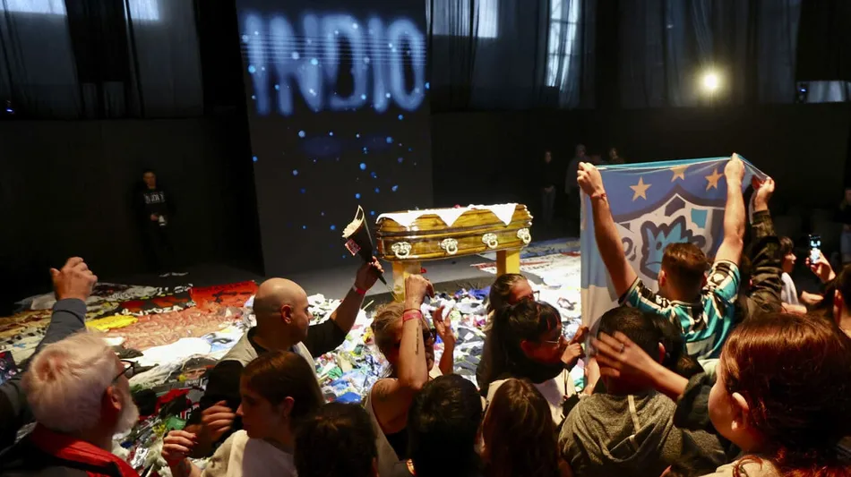 Argentina lloró toda la noche: la despedida al Indio Solari no se detuvo